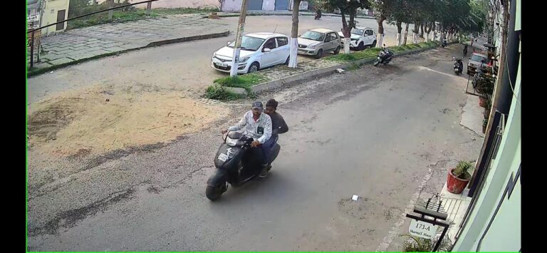 शहीद भगत सिंह कॉलोनी में एक्टिवा सवार लुटेरों का आतंक, महिला की सोने की बालियां लूटी